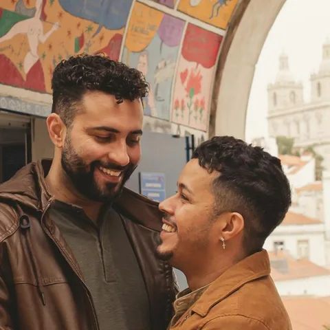 Dos hombres abrazados y riendo