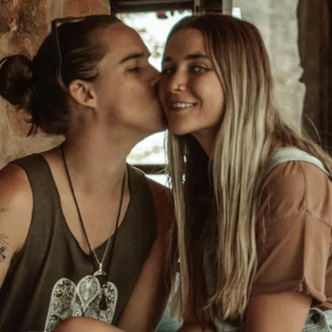 Dos mujeres, una besa en la mejilla a la otra